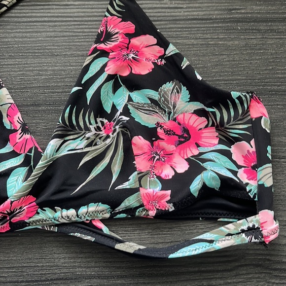 🌟5/$25 bikini top - Picture 2 of 6